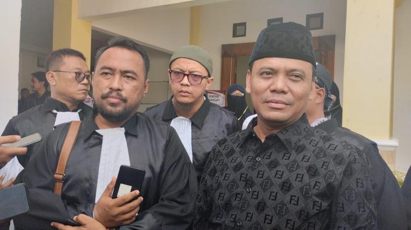 Sugi Nur Rahardja atau Gus Nur (kanan) dituntut 10 tahun penjara atas kasus ujaran kebencian, ITE, dan penistaan agama