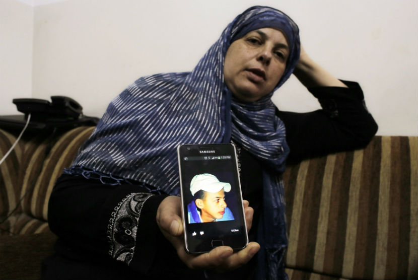Suha, ibunda Mohammed Abu Khudair, memperlihatkan foto anaknya.