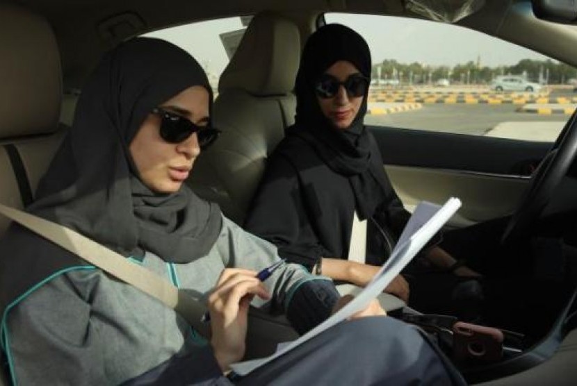 Percakapan Bahasa Arab Ketika Hendak Naik Taksi. Foto: Suhailah, sopir taksi perempuan pertama Saudi tengah bekerja melayani penumpang.