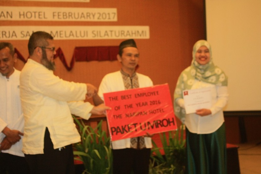 Suhani,  staf bagian engineering The Naripan Hotel Bandung mendapatkan award karyawan terbaik dan islami tahun 2016 berupa umroh, belum lama ini.  