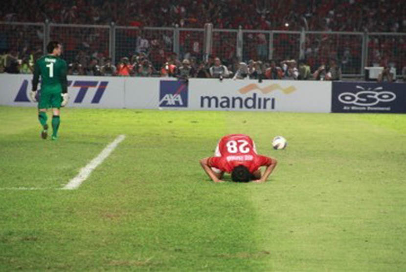 Sujud Syukur Abdul Rahman pemain belakang Indonesia usai melesakkan bola kegawang Malaysia dalam drama adu penalti final sepak bola SEA Games 2011, GBK Jakarta, Senin, (21/11). (Republika Online/Fafa) 