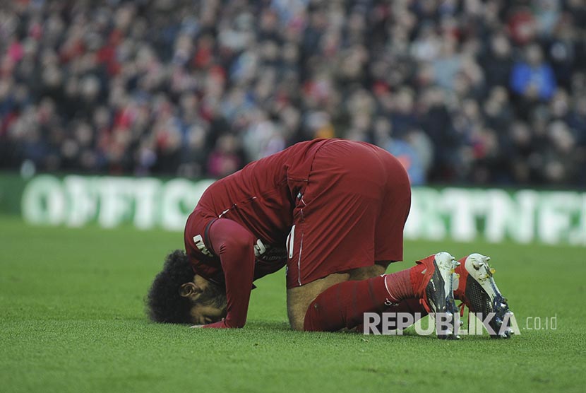 Sujud syukur Mohamed Salah pada pertandingan Liga Inggris antara Liverpool melawan Bournemouth di Anfield Stadium, Liverpool, Sabtu (10/2).