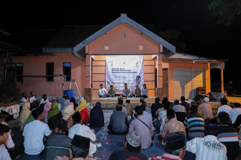 Sukarelawan Gus-Gus Nusantara (GGN) Jawa Timur mengadakan halalbihalal bersama gabungan kelompok tani (gapoktan) di Desa Sumbertanggul, Kecamatan Mojosari, Kabupaten Mojokerto, Provinsi Jawa Timur pada Jumat (12/5/2023). 