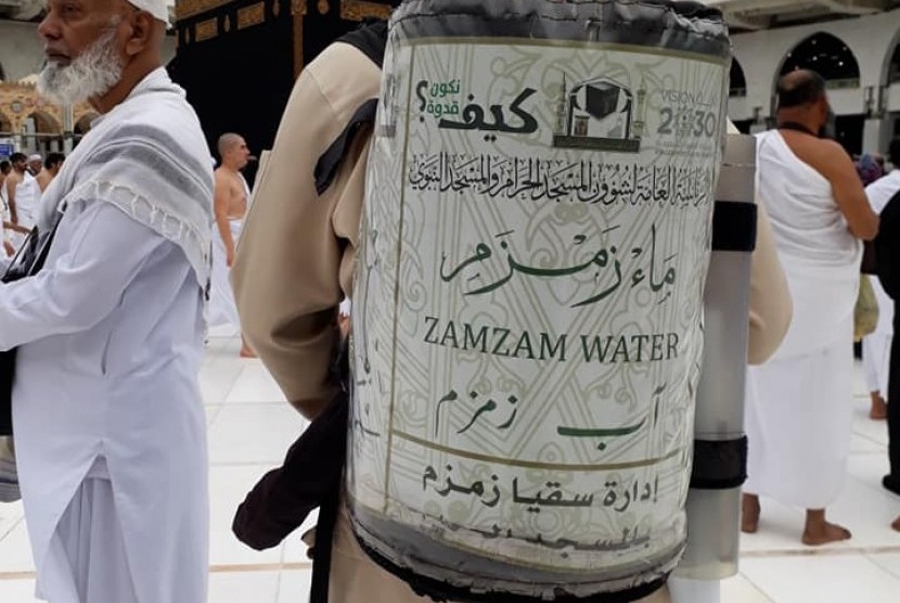 Haji 2020 : Air Zamzam Botolan dan Kerikil yang Disterilkan (ilustrasi).