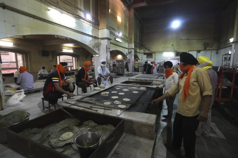 India Larang Peziarah Sikh Mengunjungi Pakistan. Sukarelawan Sikh membuat chapati di New Delhi, India.