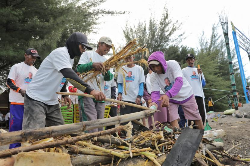 Sukarelawan yang tergabung dalam Komunitas Nelayan Pesisir Jawa Timur (Jatim) menggelar aksi bersih-bersih di Pantai Mutiara, Bangsring, Kecamatan Wongsorejo, Kabupaten Banyuwangi, Jatim. 