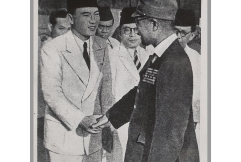 Sukarni bertemu dengan Laksamana Tojo padan1Juki 1943. 