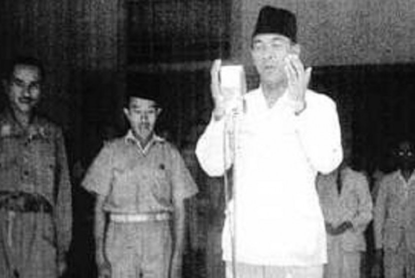 6 Juni, Letusan Kelud, dan Riwayat Kelahiran Soekarno. Foto: Sukarno berdoa setelah membacakan teks proklamasi sebagai tanda Indonesia sudah merdeka.