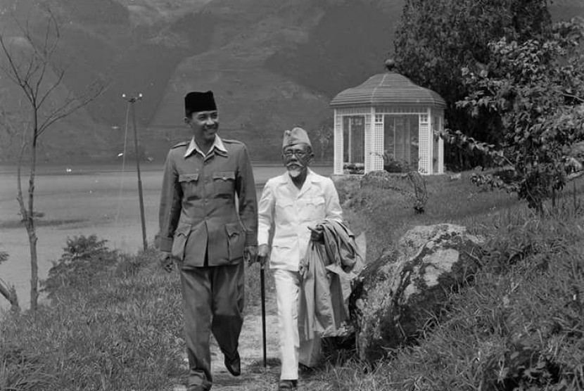 Para Tokoh Politik Penting dalam Kongres Muhammadiyah. Sukarno dan Agus Salim ketika diasingkan ke Prapat, Sumatra Utara.