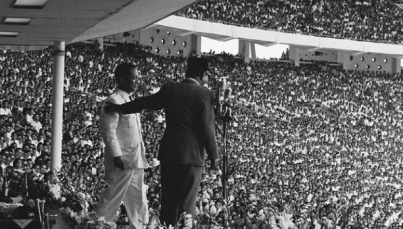 Sukarno dan Aidit dalam perayaan 45 tahun PKI di Stadion Istora Senayan.