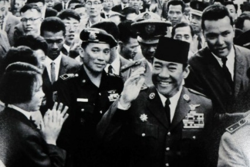 Sukarno dan Wakil Komandan Resimen Cakrabirawa, Kolonel Maulwi Saelan