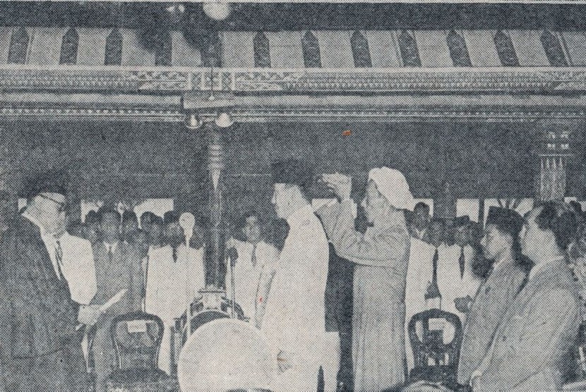 Sukarno disumpah sebagai presiden RIS.
