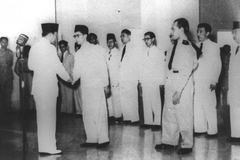 Sukarno sebagai tokoh nasionalis saling bersalaman dalam acara pengangkatan tokoh umat Islam, Moh Natsir, sebagai perdana menteri di awal ahun 1950-an.