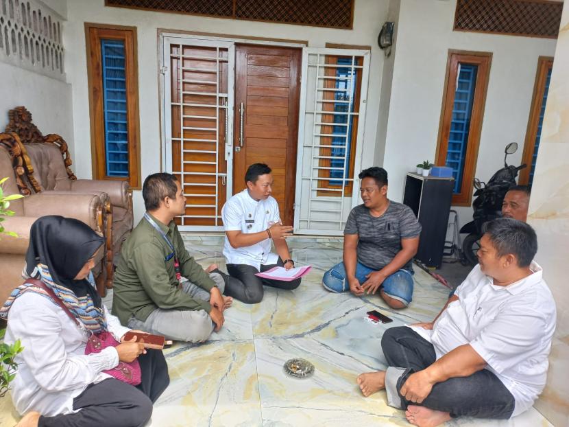Sukarto (kaos hitam), warga Desa Jayalaksana, Kecamatan Kedokan Bunder, Kabupaten Indramayu, secara sukarela mengundurkan diri dari statusnya sebagai penerima bantuan sosial (bansos).