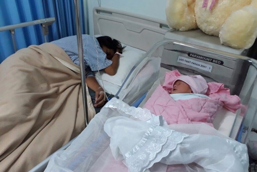 Sukiati (kiri) dan bayinya di Rumah Sakit Siloam Purwakarta, Jawa Barat, Senin (3/7).
