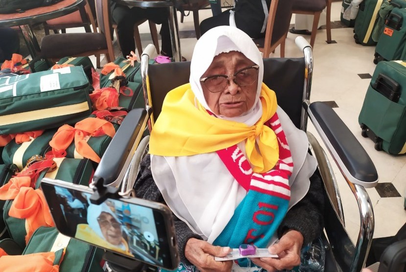 Sukinah, 93 tahun, adalah jamaah tertua rombongan jamaah haji kloter 1 asal Embarkasi Surabaya, saat tiba di Hotel Isyraq al-Bustan, Madinah, Sabtu (6/7).