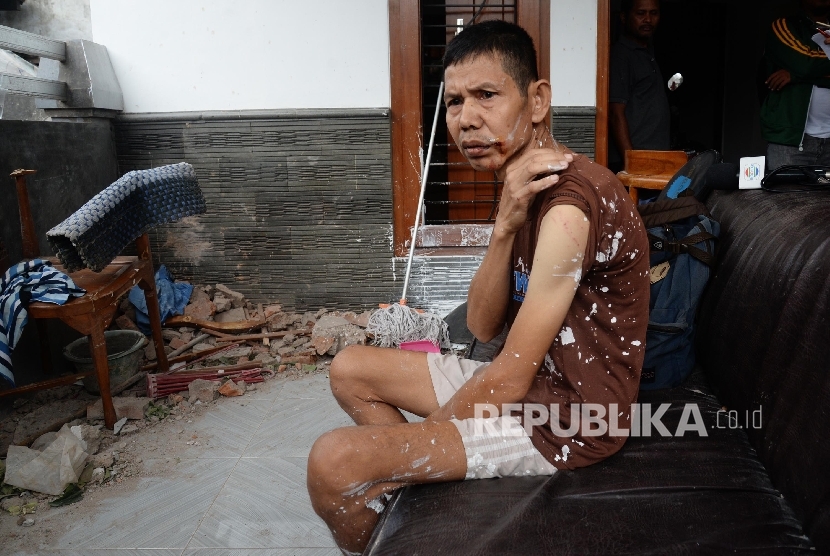 Sukma Wijaya (54) salah korban menunjukkan luka akibat ledakan di Pizza Hut Delivery (PHD) di Jalan Raya Hankam, Jatimurni, Kota Bekasi, Jawa Barat, Ahad (23/10). 