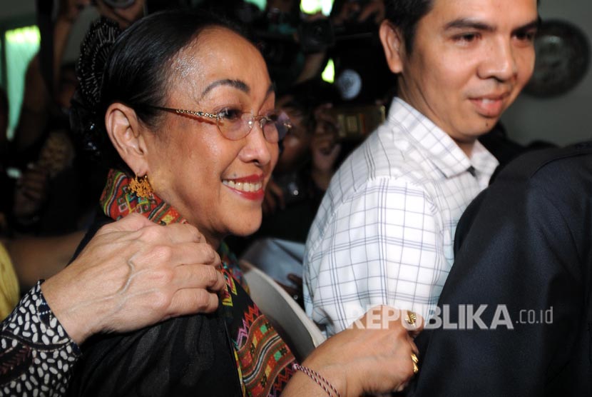 Sukmawati Soekarnoputri berjalan usai konferensi pers di Warung Daun, Cikini, Jakarta, Rabu (4/4). 