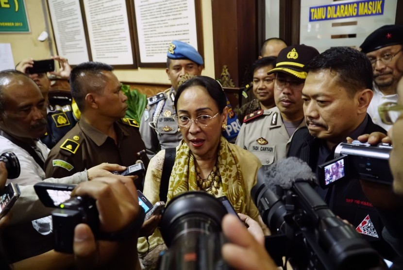 Sukmawati Soekarnoputri diwawancara media.