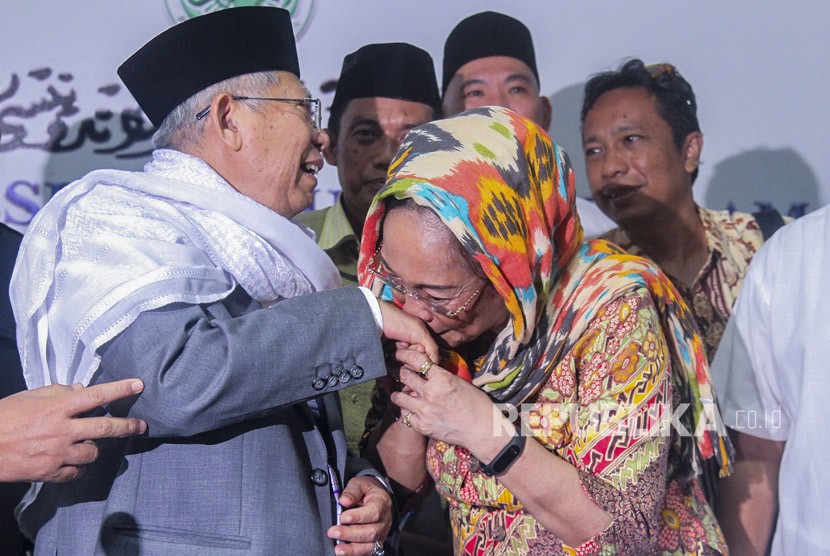 Sukmawati Soekarnoputri (kanan) mencium tangan Ketua Umum Majelis Ulama Indonesia (MUI) KH Ma'ruf Amin (kiri) usai melakukan pertemuan tertutup di Kantor MUI, Jakarta, Kamis (5/4).