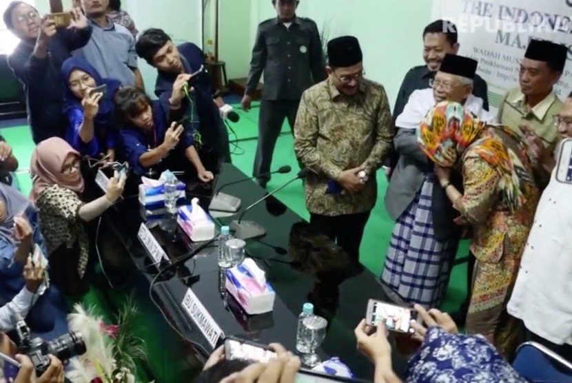 Sukmawati Soekarnoputri meminta maaf dan mendatangi Majelis Ulama Indonesia (MUI).