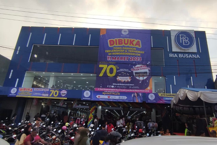 Sukses dengan pembukaan gerai retail di wilayah Pemalang Jawa Tengah, Ria Busana kembali melebarkan sayap bisnisnya di wilayah Karawang, Jawa Barat, tepatnya Jalan Raya Rengasdengklok, Dusun Krajan. 