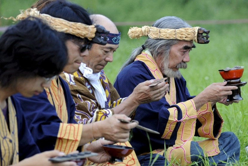 Suku Ainu banyak yang tinggal di Hokkaido Utara, Jepang. 