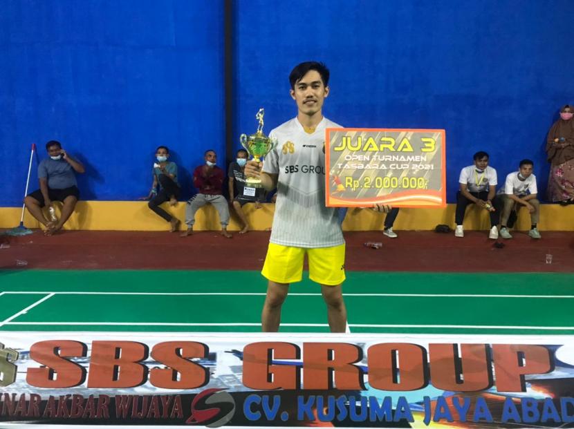 Sulaiman, mahasiswa kampus UBSI Pontianak berhasil meraih juara turnamen bulutangkis Tasbara Cup 2021.