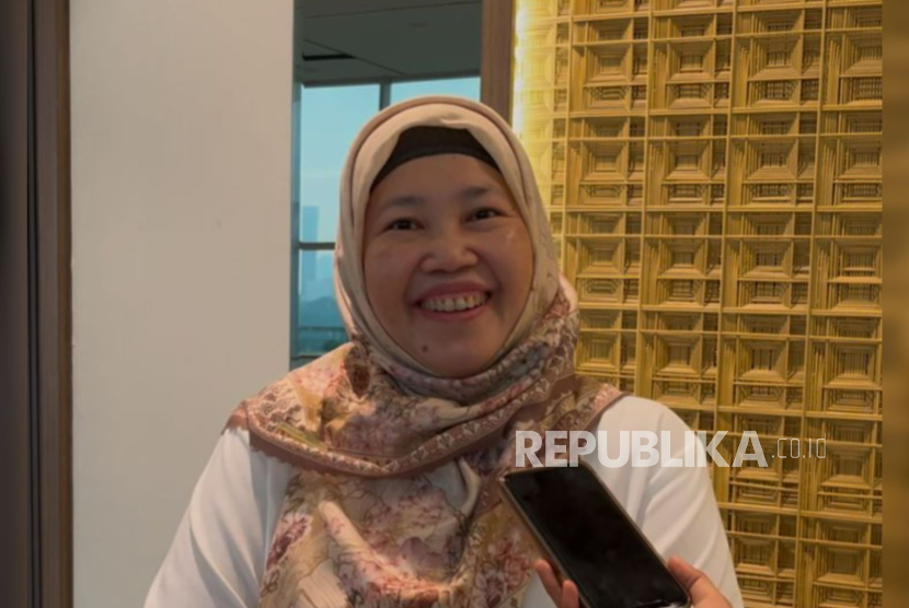 Sulistiyah (52 tahun), seorang ibu rumah tangga di Jakarta yang telah menjadi caregiver bagi suaminya, Arif Permana (54), sejak delapan tahun lalu.