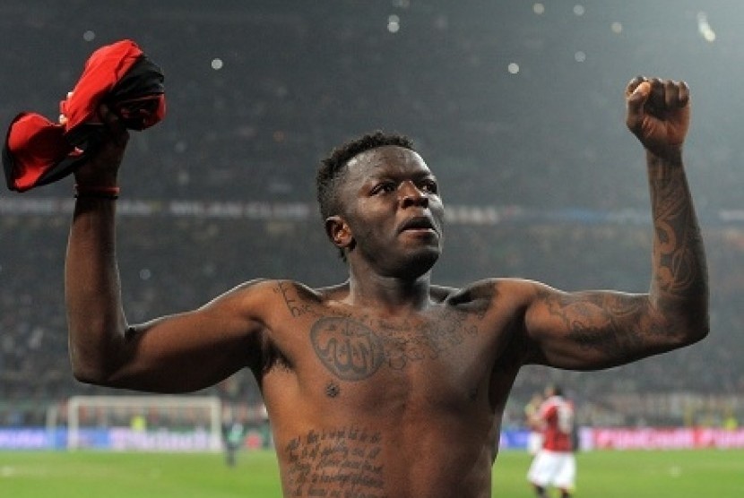 Sulley Muntari dan tato simbol Allah.