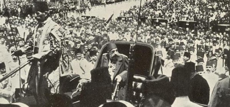Sultan Abdul Majid II ketika diarak dengan kereta.