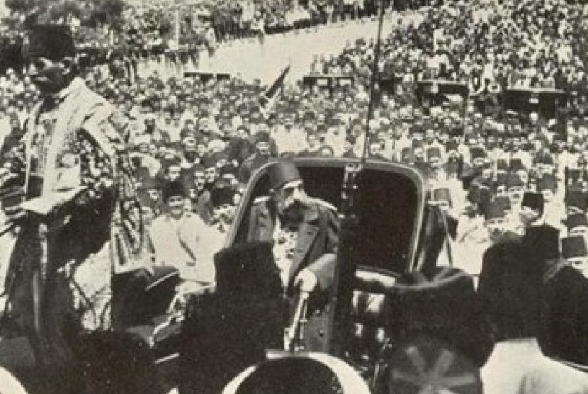 Sultan Abdul Majid II ketika diarak dengan kereta.