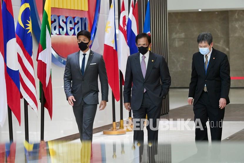 Sultan Brunei Darussalam Hassanal Bolkiah (tengah) dan Sekjen ASEAN Lim Jock Hoi (kanan) berjalan bersama saat menghadiri KTT ASEAN, di Gedung Sekretariat ASEAN, di Jakarta, Sabtu (24/4//2021). 