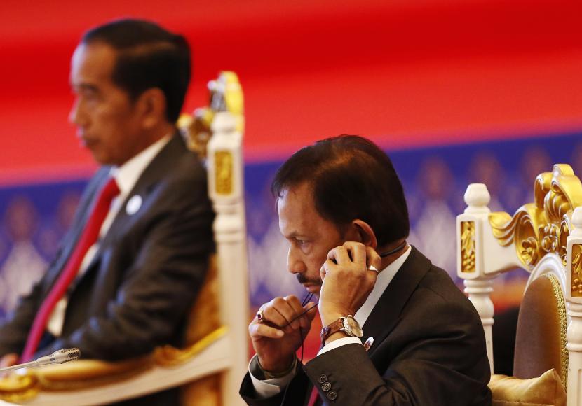  Sultan Brunei Haji Hassanal Bolkiah (kanan) menyesuaikan headphone-nya di samping Presiden Indonesia Joko Widodo (kiri) selama KTT ASEAN – China ke-25 sebagai bagian dari KTT Perhimpunan Bangsa-Bangsa Asia Tenggara (ASEAN) ke-40 dan ke-41 dan KTT Terkait di Phnom Penh , Kamboja, 11 November 2022. KTT berlangsung hingga 13 November.