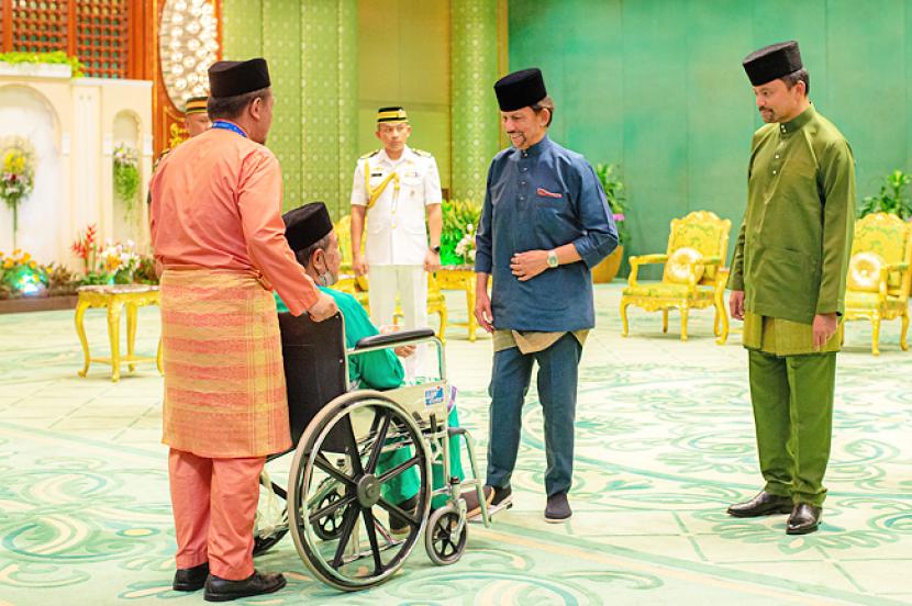 Sultan Brunei Hassanal Bolkiah bagikan hadiah untuk jamaah Haji
