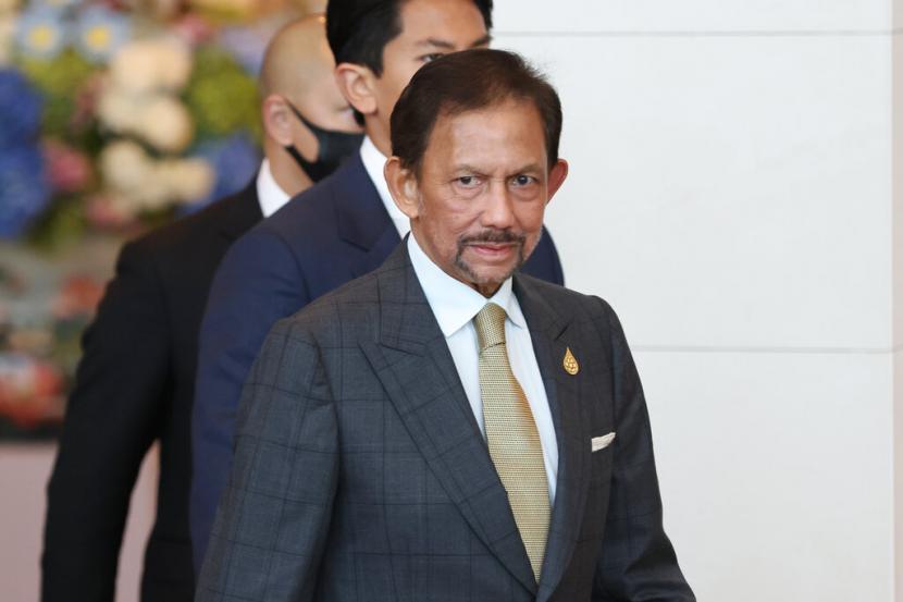 Sultan Hassanal Bolkiah dari Brunei tiba untuk menghadiri Pertemuan Pemimpin Ekonomi APEC selama Kerjasama Ekonomi Asia-Pasifik, KTT APEC, Sabtu, 19 November 2022, di Bangkok, Thailand.