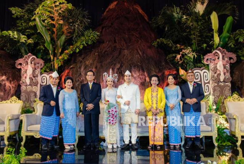 Sultan HB X dan Ratu Hemas mengundang perhatian tamu. 
