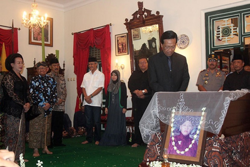 Sultan Hemengkubuwono X  berdoa di depan jenazah adiknya