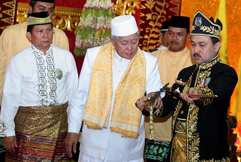 Sultan Khairul Saleh (kanan berbaju hitam)