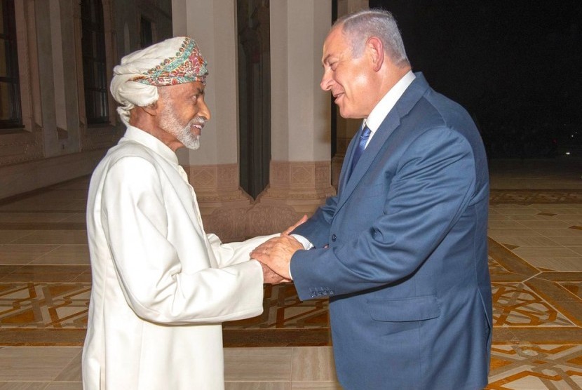 Sultan Qaboos dari Oman (kiri) menerima Perdana Menteri Israel Benjamin Netanyahu di Muscat, Oman, Jumat (26/10).