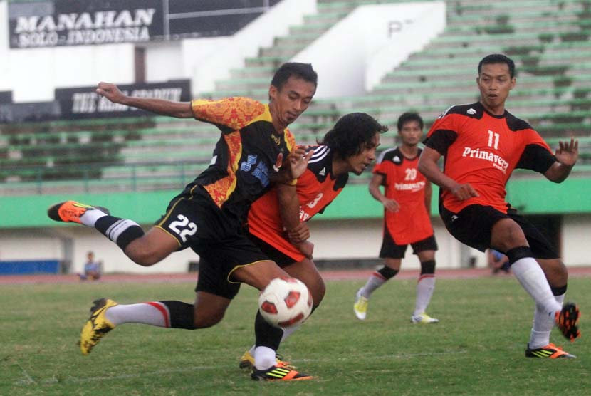 Sultan Samma (kiri). Pemain Borneo FC Sultan Samma berharap virus corona segera tertangani.