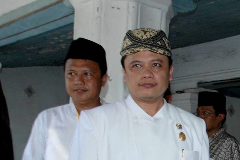 Sultan Sepuh ke XIV Keraton Kasepuhan Cirebon, PRA Arief Natadiningrat (kanan)