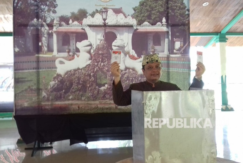 Sultan Sepuh XIV, PRA Arief Natadiningrat menyalurkan suaranya di TPS 4 Bangsal Pagelaran Keraton Kasepuhan Kota Cirebon, Rabu (27/6). Dalam pilkada serentak kali ini, warga Kota Cirebon mengikuti Pilwalkot Cirebon dan Pilgub Jabar. 