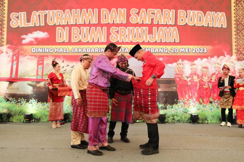 Sultan-sultan dari Kesultanan Palembang Darussalam menyematkan tanjak melayu kepada bakal calon presiden (bacapres) dari PDIP, Ganjar Pranowo di Main Dining Hall, Wisma Atlet Jakabaring, Kota Palembang, Kota Palembang, Sumatra Selatan (Sumsel). 