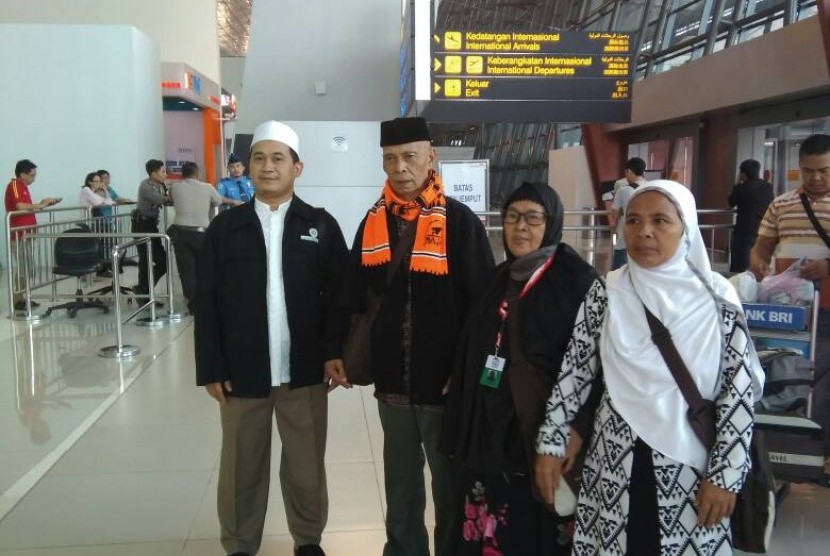 Sumar (kedua dari kiri), jamaah umrah Ramadhan Naja Travel.