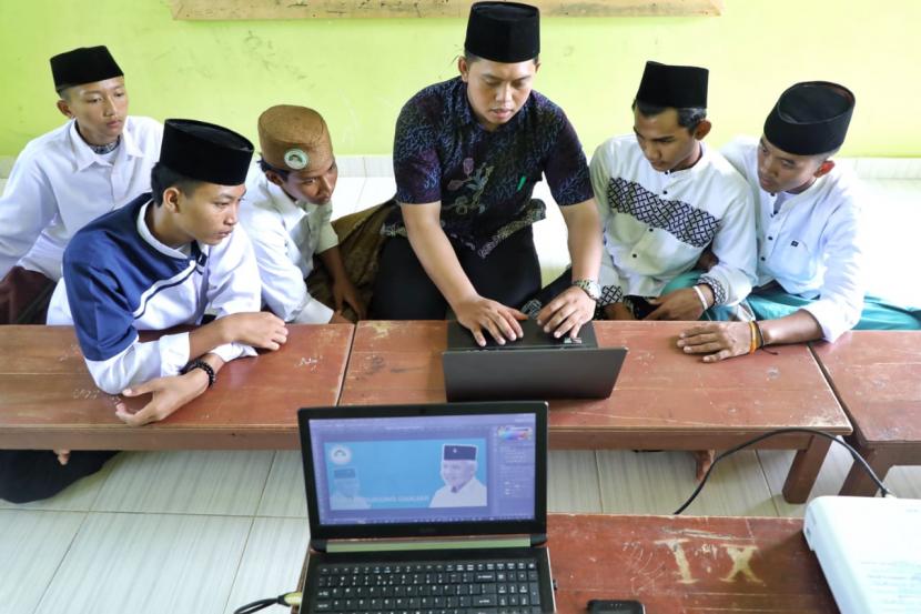 SDG Sumatra Selatan (Sumsel) membekali para santri Kabupaten Ogan Komering Ilir (OKI) kemampuan desain grafis. 