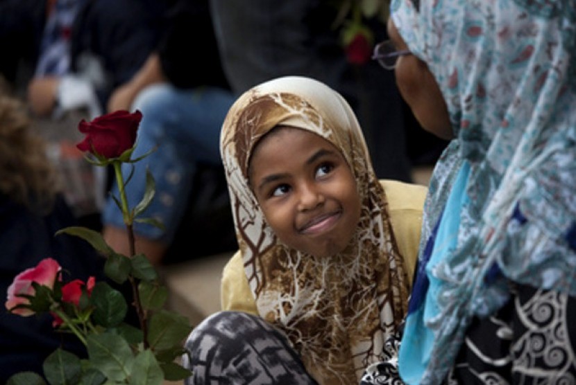 Sumaya, 9, dan ibunya Hodan, berpartisipasi dalam 'barisan mawah' di luar aula kota Oslo dalam peringatan korban pembantaian oleh Anders Breivik.