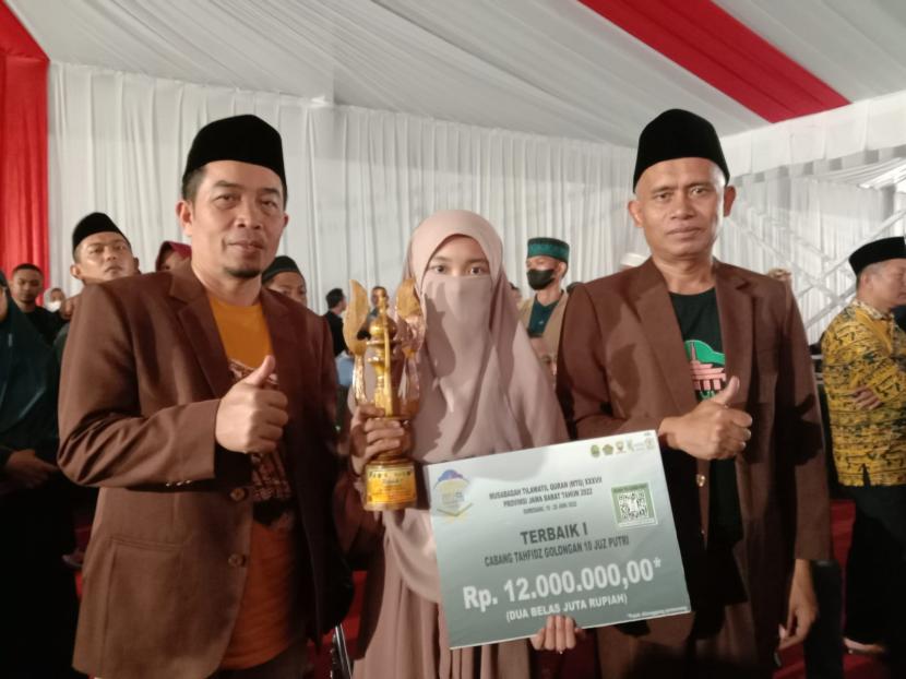 Sumayyah El-Hansa asal Kota Sukabumi Juara I Musabaqoh Hifdzil Qur’an (MHQ) 10 Juz Putri dalam MTQ Jabar di Kabupaten Sumedang, Sabtu (25/6/2022).