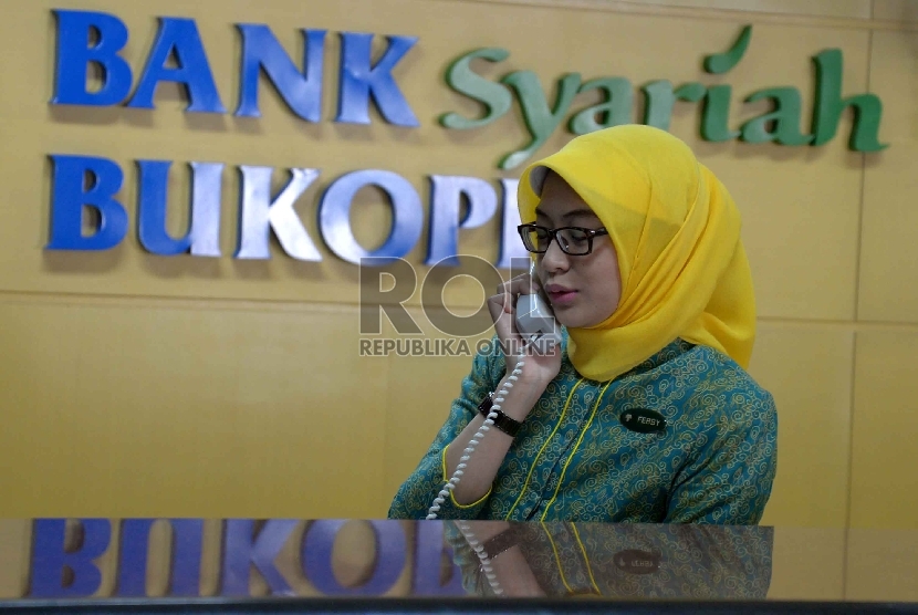 Sumber Dana Murah Bank Syariah: Teller berada di kantor Bank Syariah Bukopin, Jakarta, Rabu (8/4).