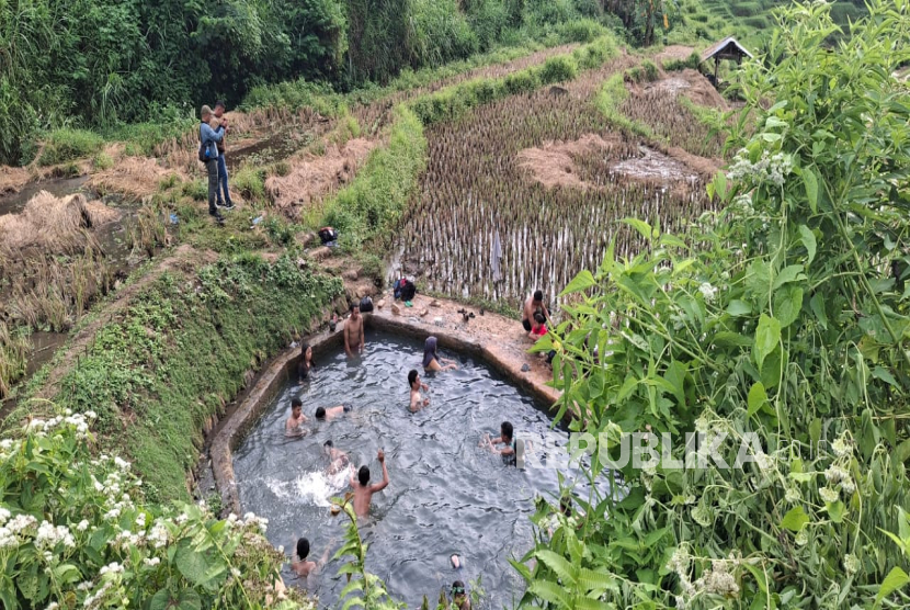 Sumber Mata Air Panas di Tengah Kawasan Sawah di Desa Cimanggu, Kecamatan Ngamprah, Kabupaten Bandung Barat. Sumber Mata Air Panas Itu Cukup Unik karena Jaraknya Jauh dari Gunung Berapi